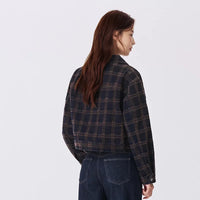 Petite Cropped Retro Denim Jacket — vista laterale