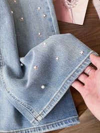 Pink Floral Embroidered Rhinestone Denim Jeans — dettaglio del tessuto