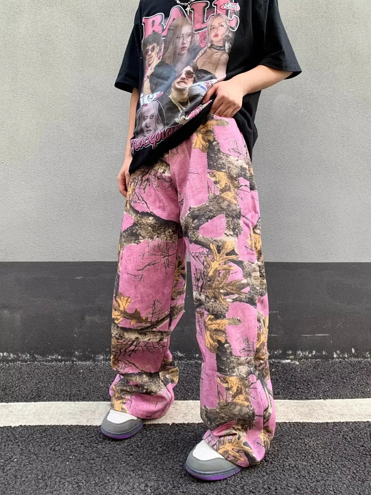 Pink Forest Camo Baggy Jeans — vista laterale