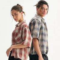 Plaid Cropped Short Sleeve Button Down Shirt — dettaglio della stampa