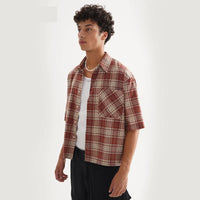 Plaid Cropped Short Sleeve Button Down Shirt — dettaglio del tessuto