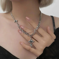 Punk Black Flame Cross Necklace — vista laterale