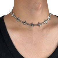 Punk Spike Choker Necklace — vista frontale