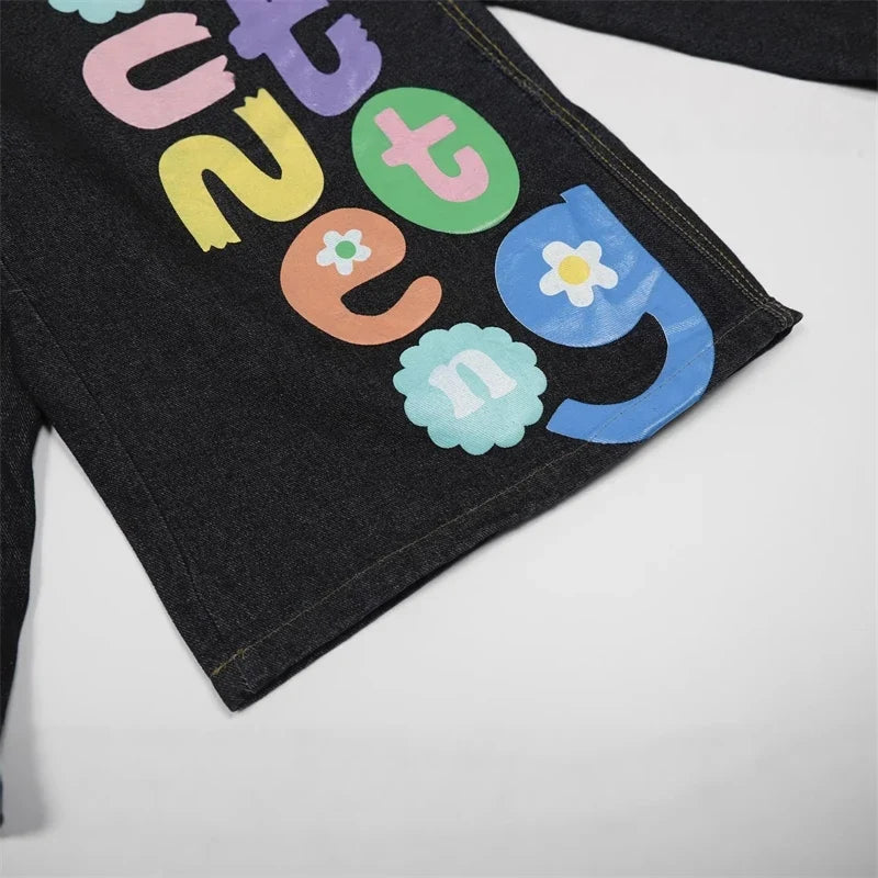 Rainbow Letter Baggy Jean Shorts Jorts — dettaglio della stampa