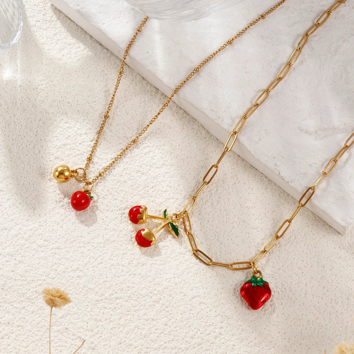 Red Fruit Pendant Necklace — in alternativa