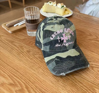 Retro Cross Camo Baseball Cap — dettaglio della stampa