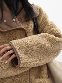 Reversible Sherpa Fleece Cargo Leather Jacket Coat — dettaglio della stampa