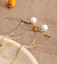 Simulated Pearl Drop Charm Necklace — dettaglio della stampa