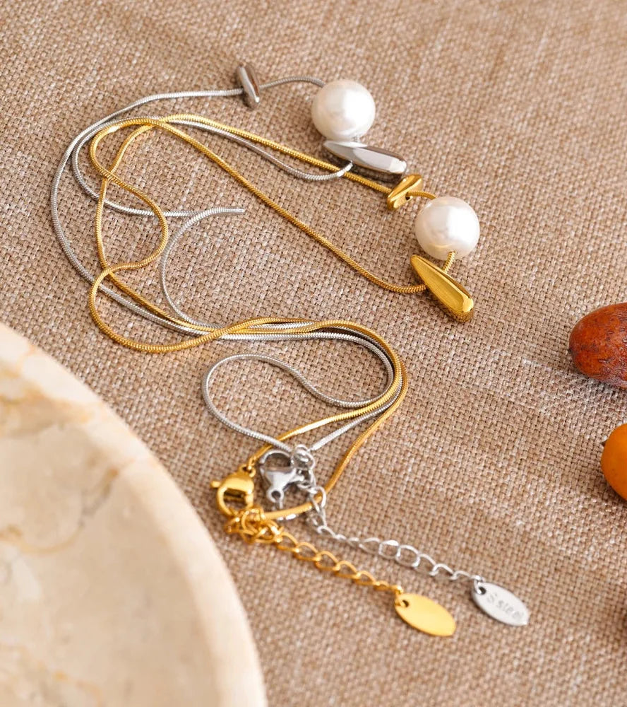 Simulated Pearl Drop Charm Necklace — vista laterale