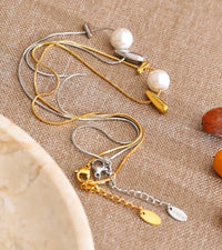 Simulated Pearl Drop Charm Necklace — vista laterale