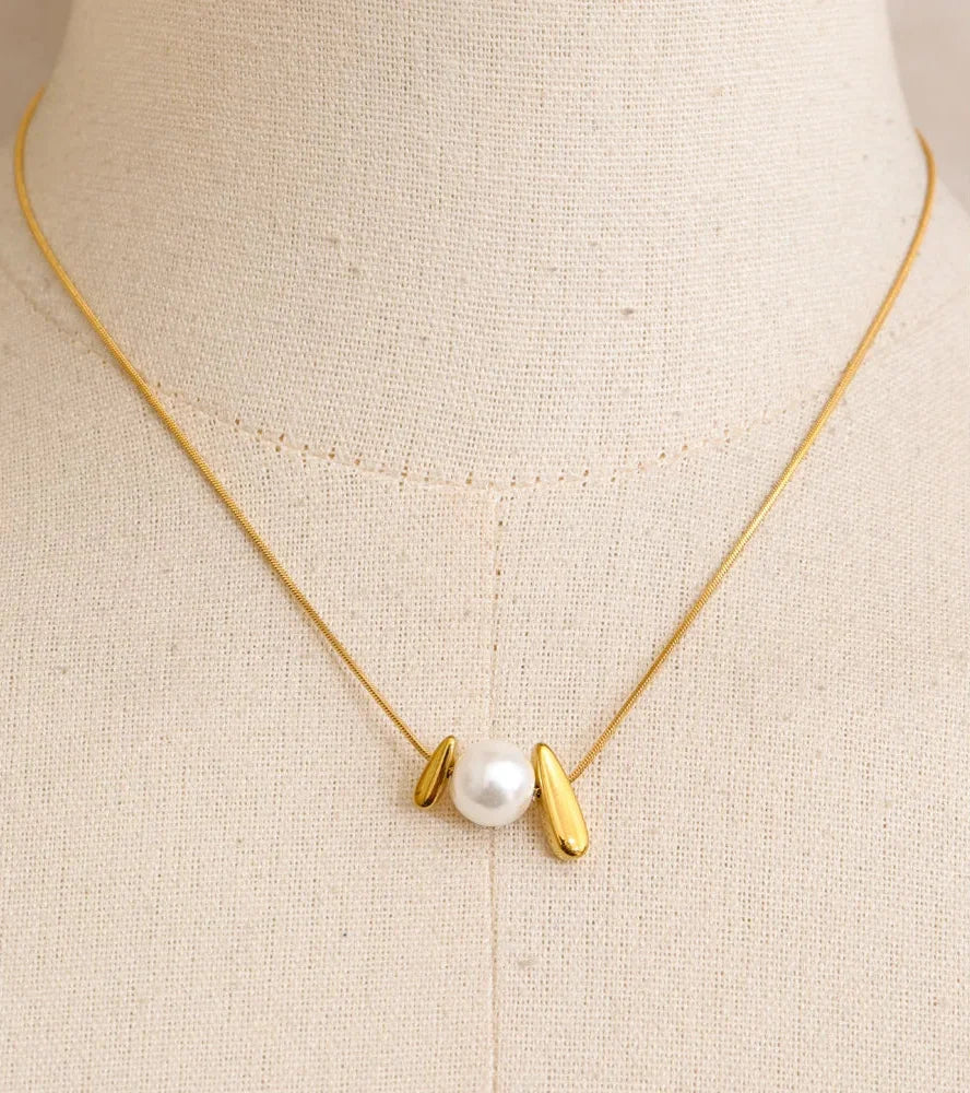 Simulated Pearl Drop Charm Necklace — dettaglio del tessuto