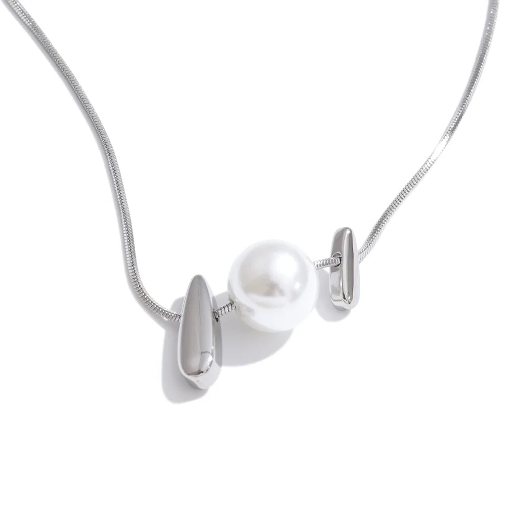 Simulated Pearl Drop Charm Necklace — vista frontale