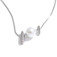 Simulated Pearl Drop Charm Necklace — vista frontale