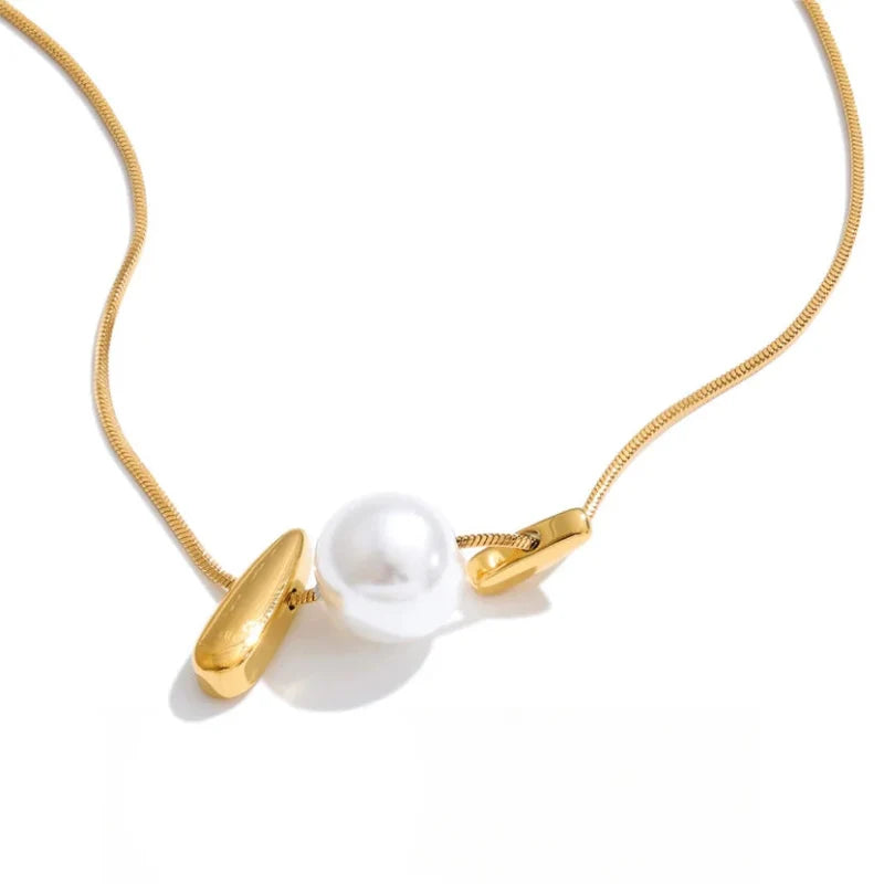 Simulated Pearl Drop Charm Necklace — dettaglio