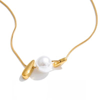 Simulated Pearl Drop Charm Necklace — dettaglio