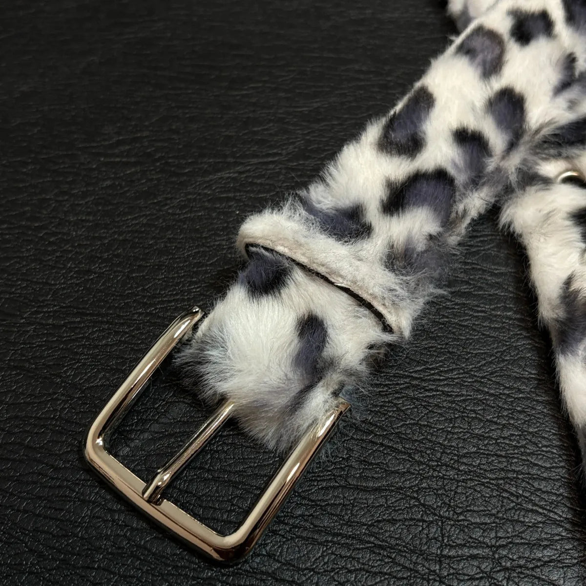 Snow Leopard Print Faux Fur and Leather Belt — dettaglio