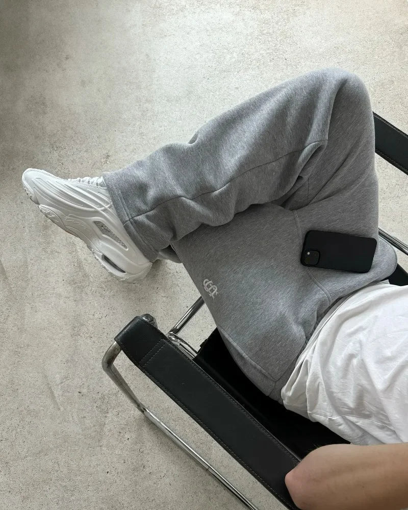 Straight Leg Baggy Embroidered Sweatpant Joggers Trousers — vista laterale