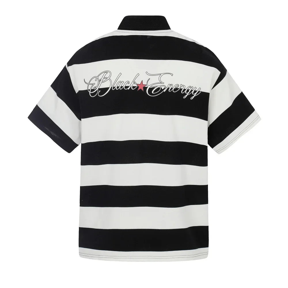 Striped Graphic Short Sleeve Polo Shirt — dettaglio della stampa