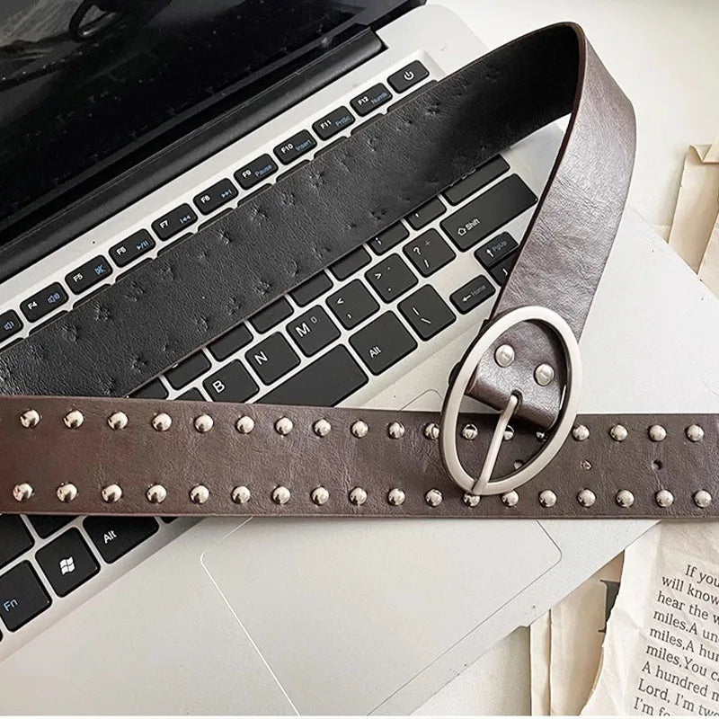 Studded Rivet Metal Circle Buckle Belt — vista laterale