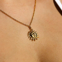 Sun and Moon Pendant Dainty Necklace — dettaglio