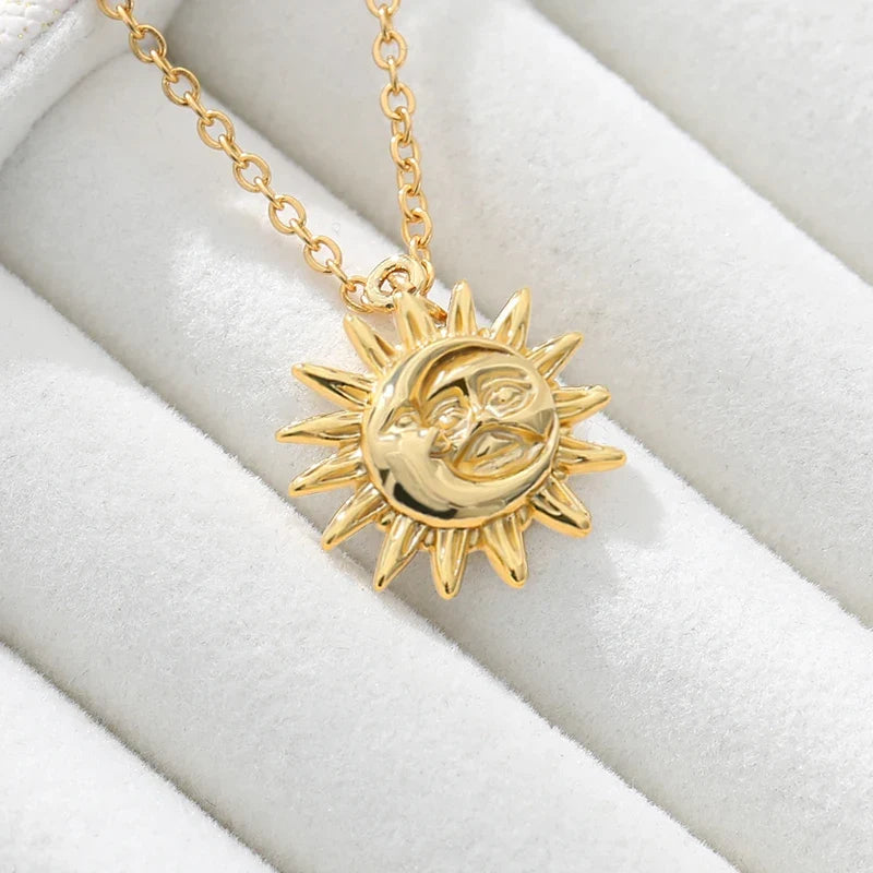 Sun and Moon Pendant Dainty Necklace — in alternativa