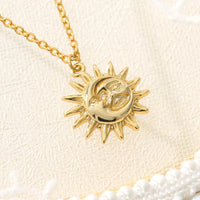 Sun and Moon Pendant Dainty Necklace — vista laterale