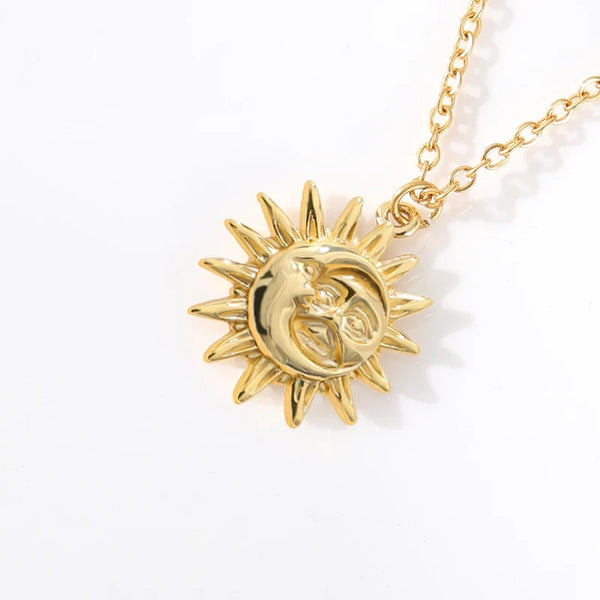 Sun and Moon Pendant Dainty Necklace — vista frontale