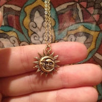 Sun and Moon Pendant Dainty Necklace — dettaglio della stampa