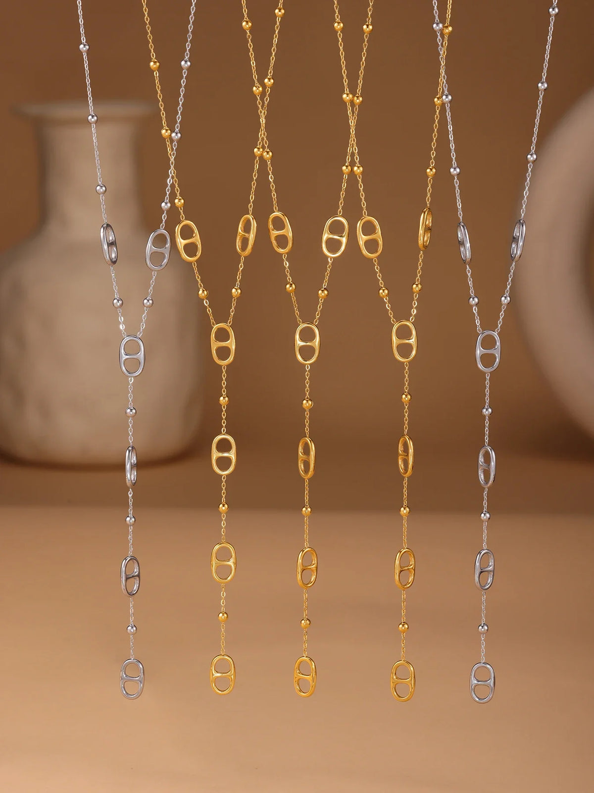 Tab Long Chain Necklace — vista laterale