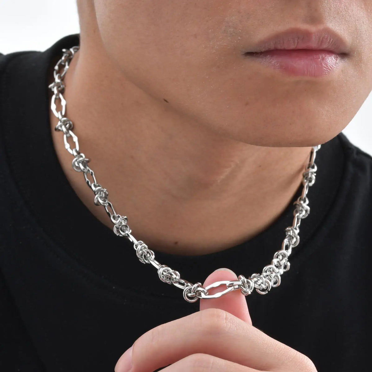 Thorn Knot Links Necklace — dettaglio