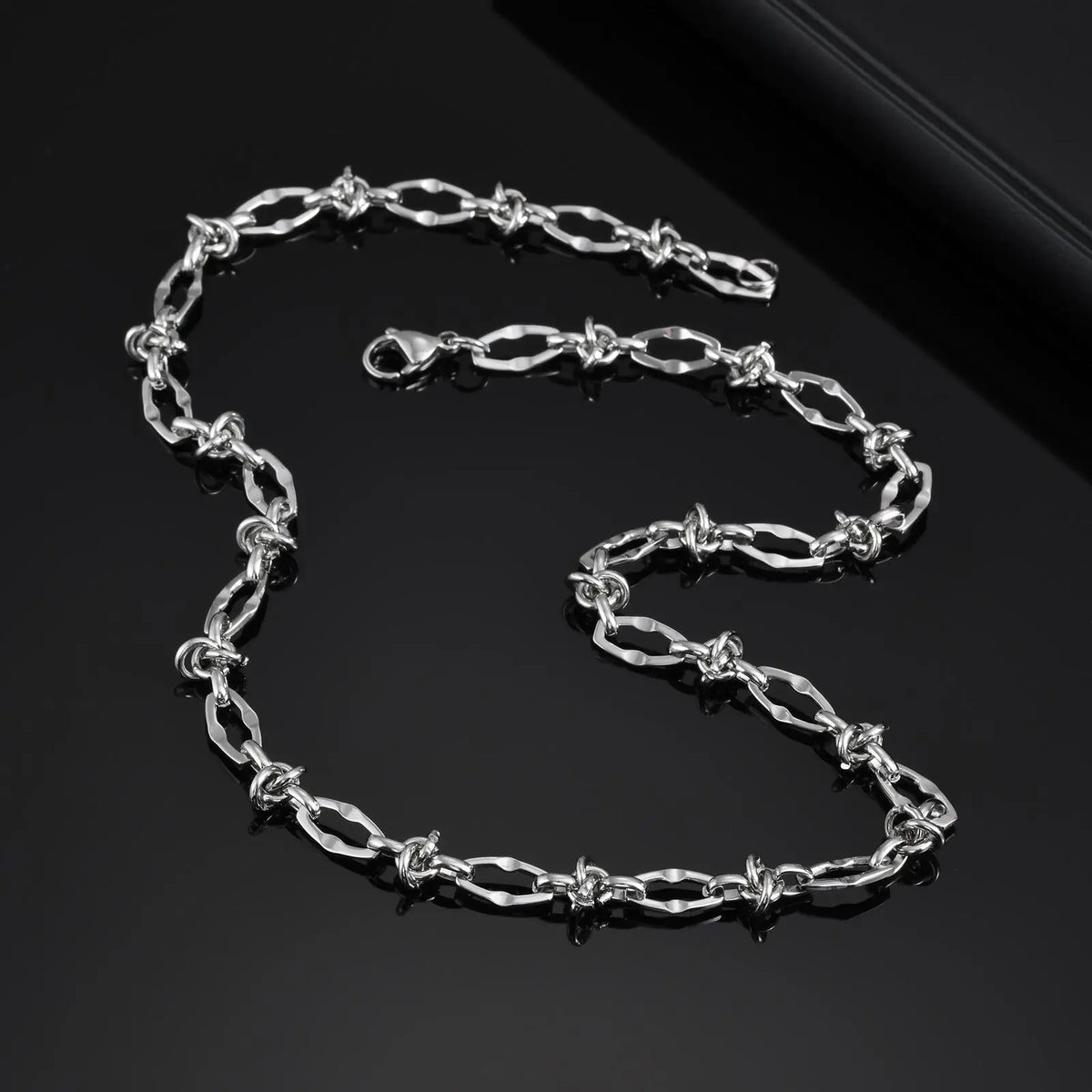 Thorn Knot Links Necklace — in alternativa