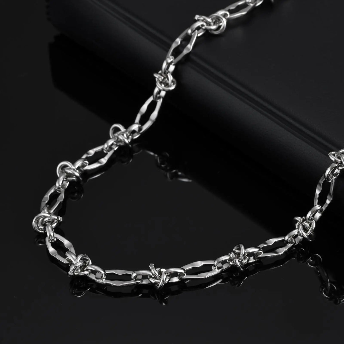 Thorn Knot Links Necklace — vista frontale