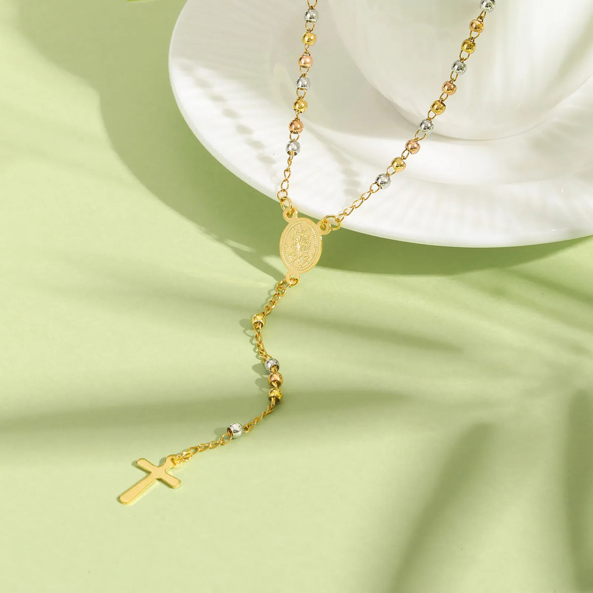 Three Color Beaded Cross Pendant Necklace — vista frontale
