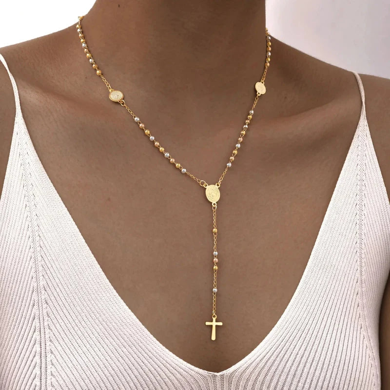 Three Color Beaded Cross Pendant Necklace — vista posteriore
