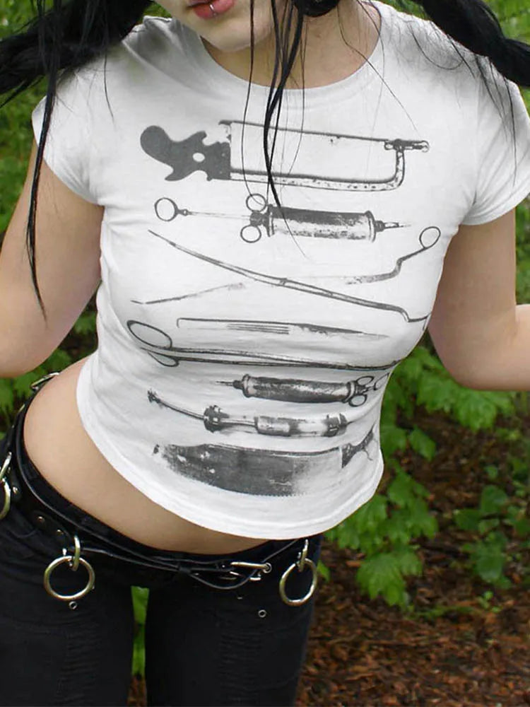 "Tonights the Night" Baby Tee Crop Top — dettaglio della stampa