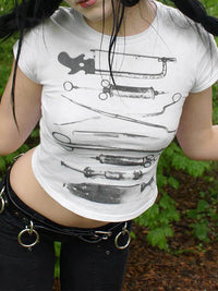 "Tonights the Night" Baby Tee Crop Top — dettaglio della stampa
