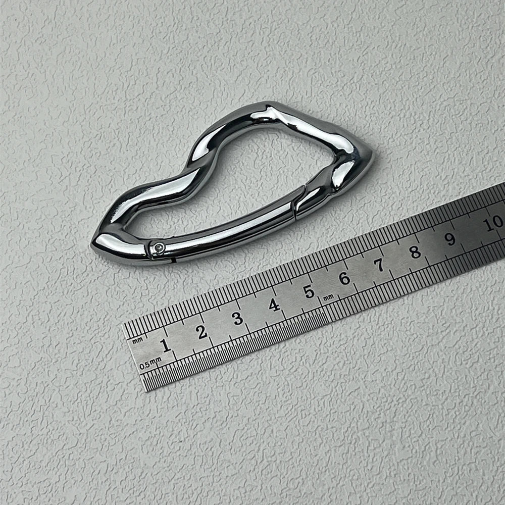Twisted Metal Carabiner Keychain — vista frontale