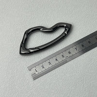 Twisted Metal Carabiner Keychain — vista posteriore
