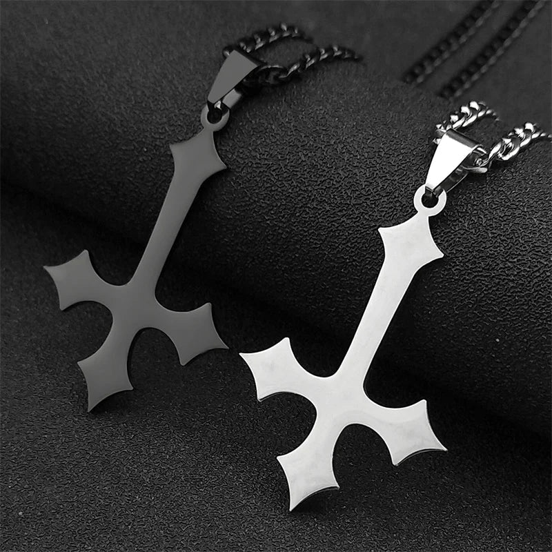 Upside Down Cross Pendant Necklace — vista laterale