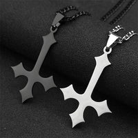 Upside Down Cross Pendant Necklace — vista laterale