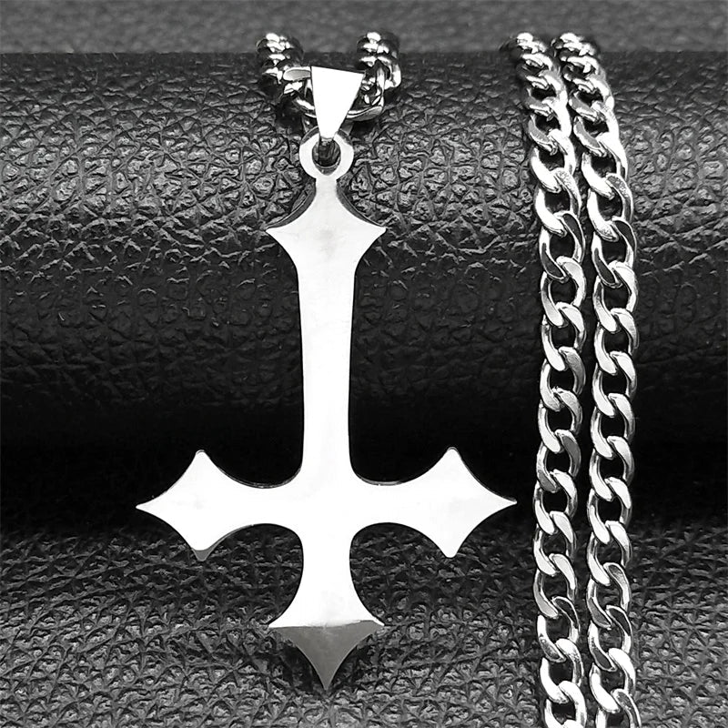 Upside Down Cross Pendant Necklace — vista frontale
