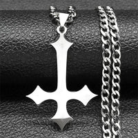 Upside Down Cross Pendant Necklace — vista frontale