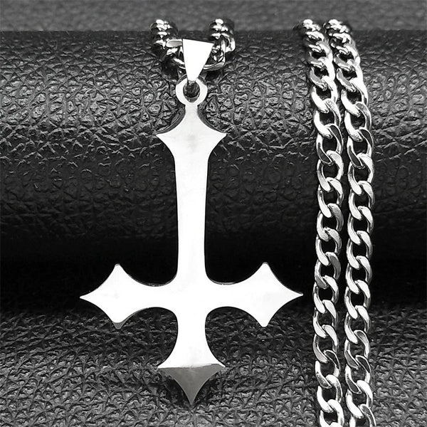 Upside Down Cross Pendant Necklace — vista frontale