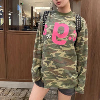 Vintage Camouflage Women Waffle Knit Long Sleeve Top — vista posteriore