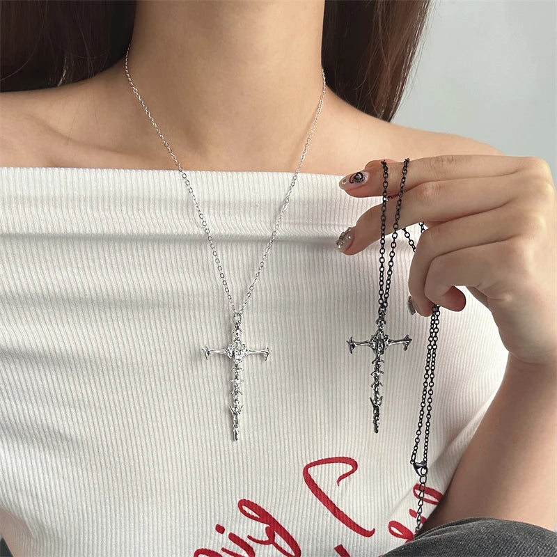 Vintage Cross Pendant Goth Necklace — dettaglio