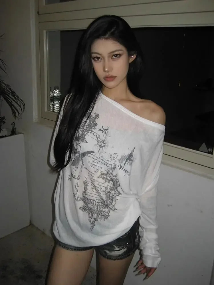Vintage Dark Romance Graphic Long Sleeve Off Shoulder Top — dettaglio della stampa