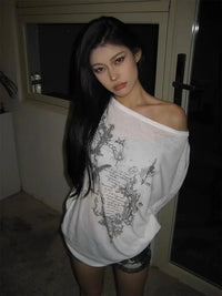 Vintage Dark Romance Graphic Long Sleeve Off Shoulder Top — in alternativa