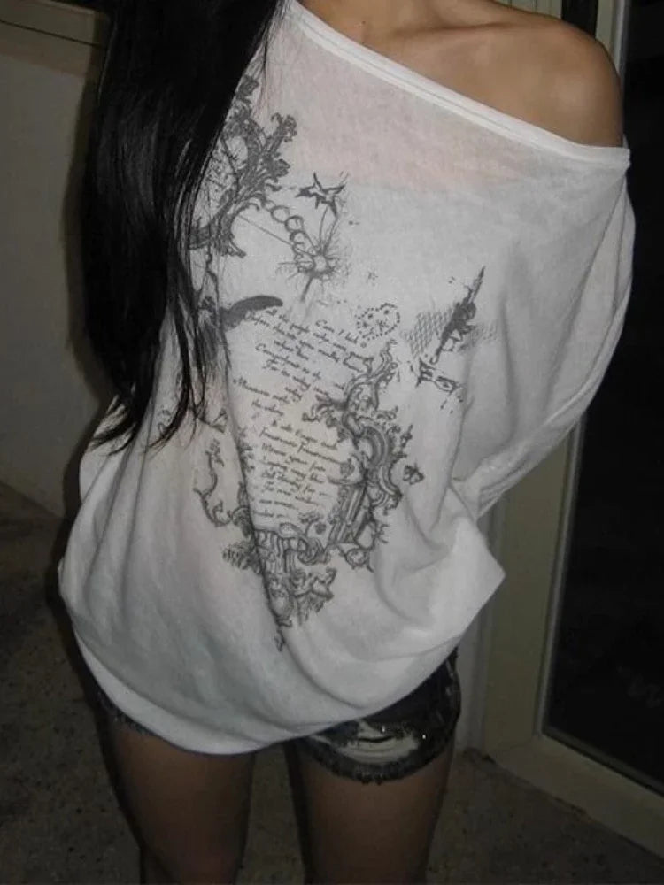 Vintage Dark Romance Graphic Long Sleeve Off Shoulder Top — dettaglio