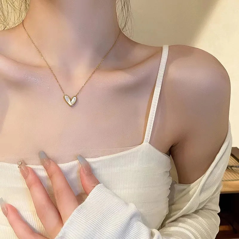 Vintage Elegant Abstract Love Heart Pendant Necklace — dettaglio della stampa