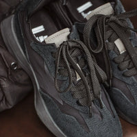 Vintage Thick soled Black Trainers — dettaglio della stampa